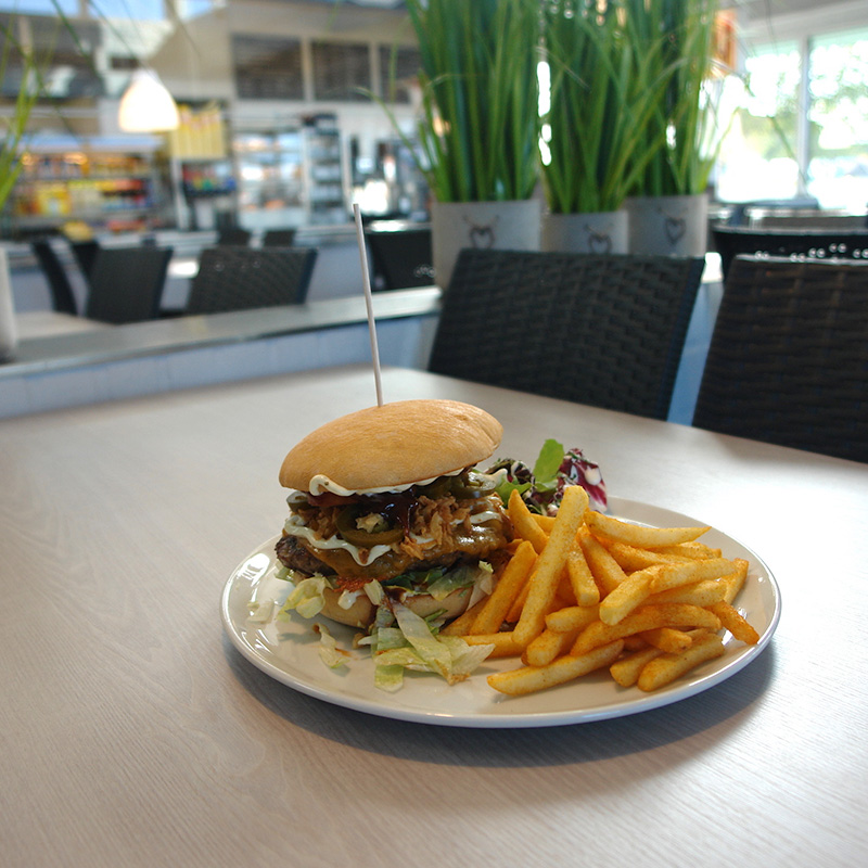 Burger mit Pommes frites im Henrik's Hus